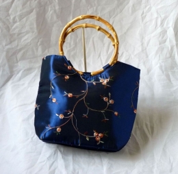Dámská brokátová kabelka modré barvy s vyšíváním